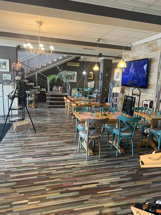 Artmotel & Bistro Haţeg Eksteriør billede