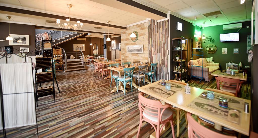 Artmotel & Bistro Haţeg Eksteriør billede